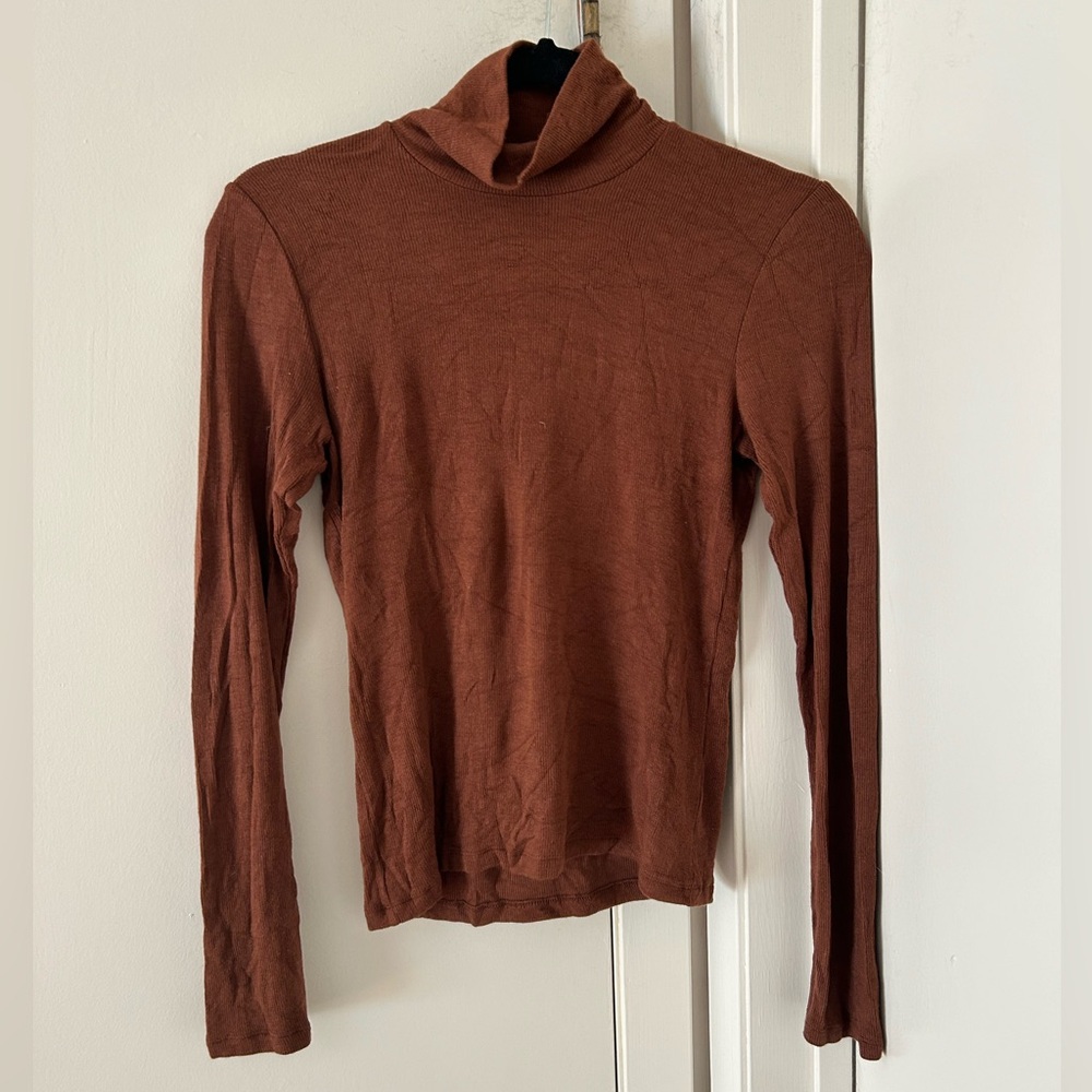 Aritzia Wilfred only brown turtle neck congac